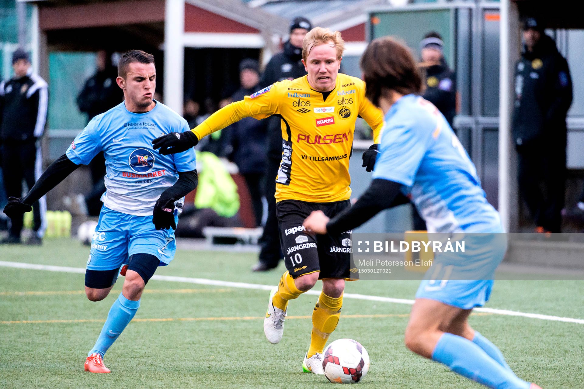 Elfsborgs Simon Lundevall och AFC Uniteds Rinor Nushi i en