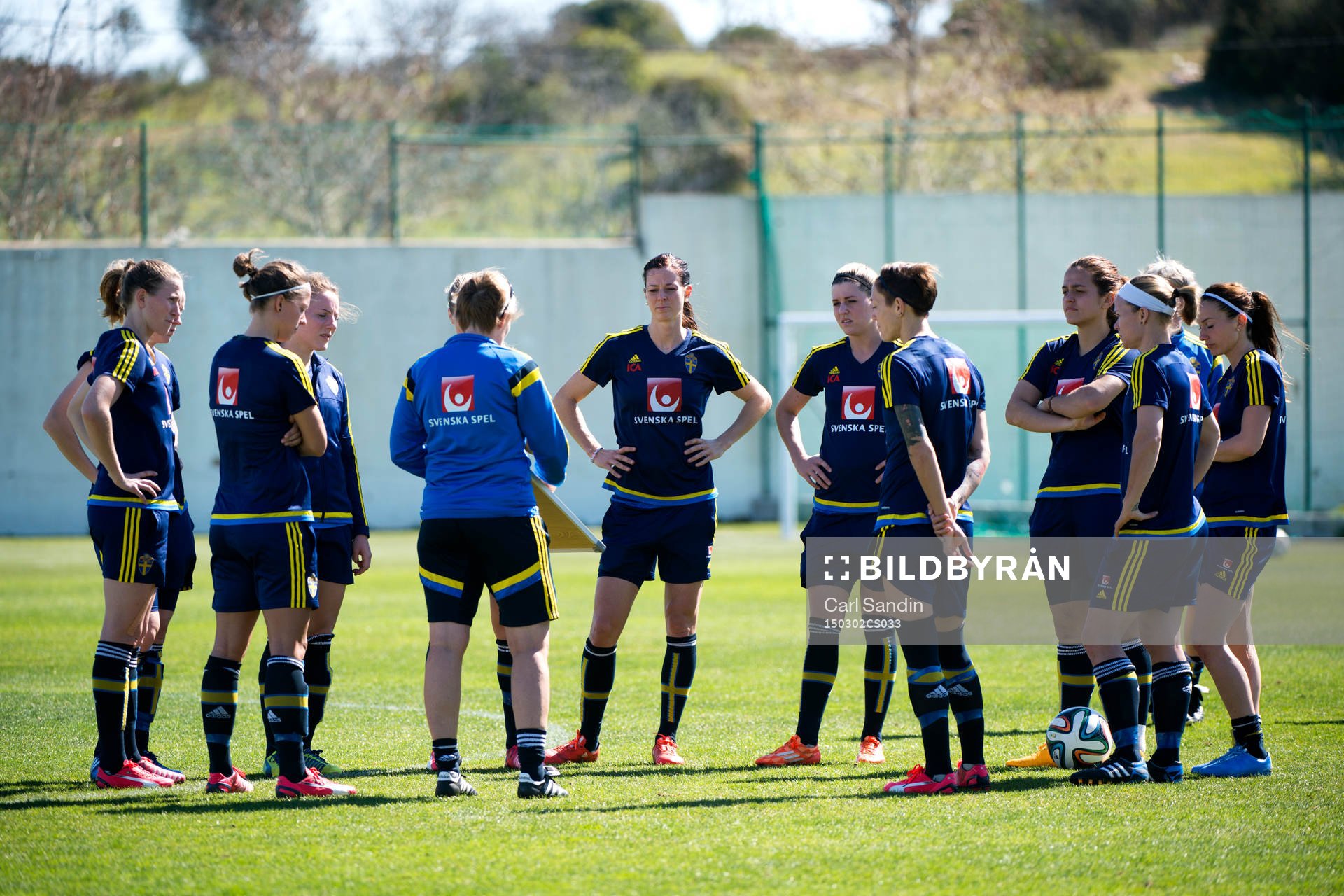 Lotta Schelin, Olivia Schough och Marija Banusic lyssnar