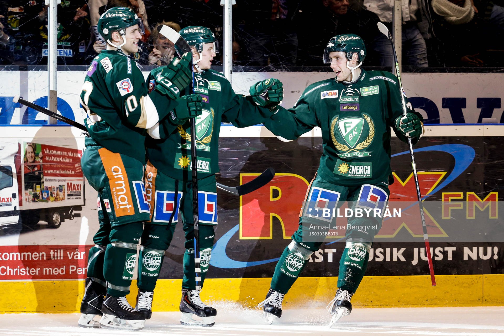 Färjestads Toni Rajala (m) gör 1-0 och jublar ihop med