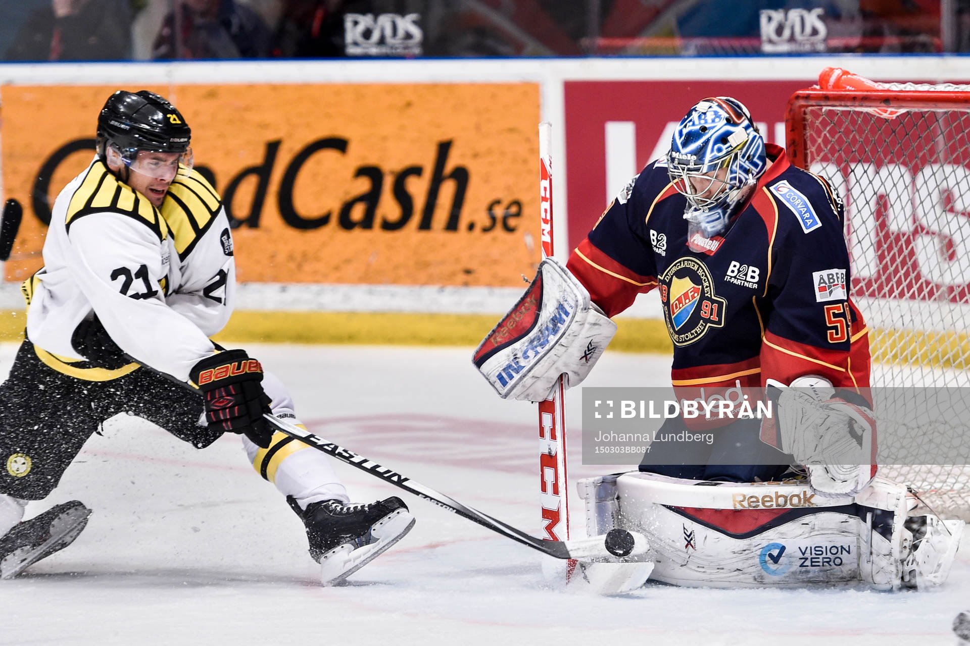 Brynäs Tim Wallace oroar med pucken framför Djurgårdens