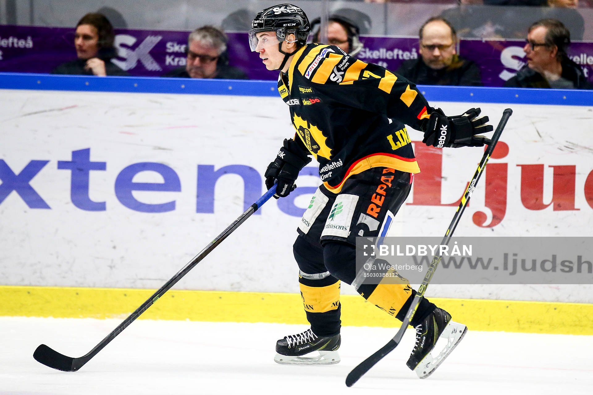 Skellefteås Pär Lindholm spelar med två klubbor