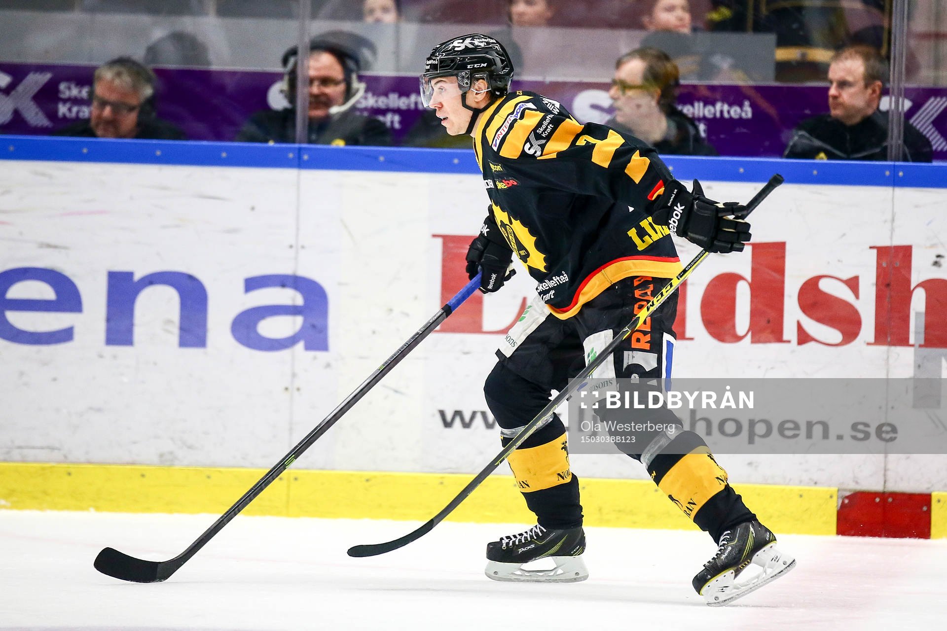 Skellefteås Pär Lindholm spelar med två klubbor