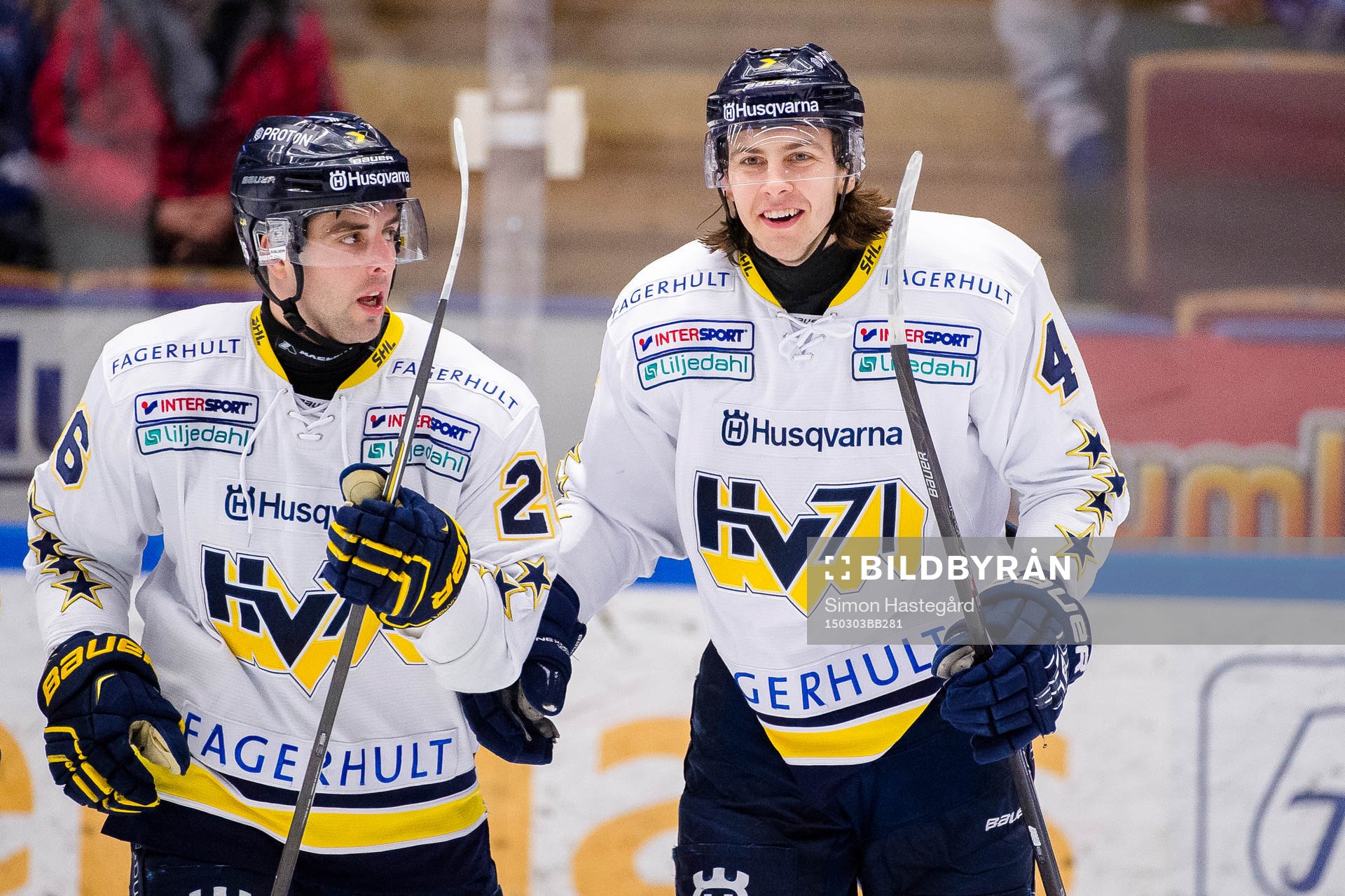 HV71s Riley Holzapfel och Marcus Nilson jublar