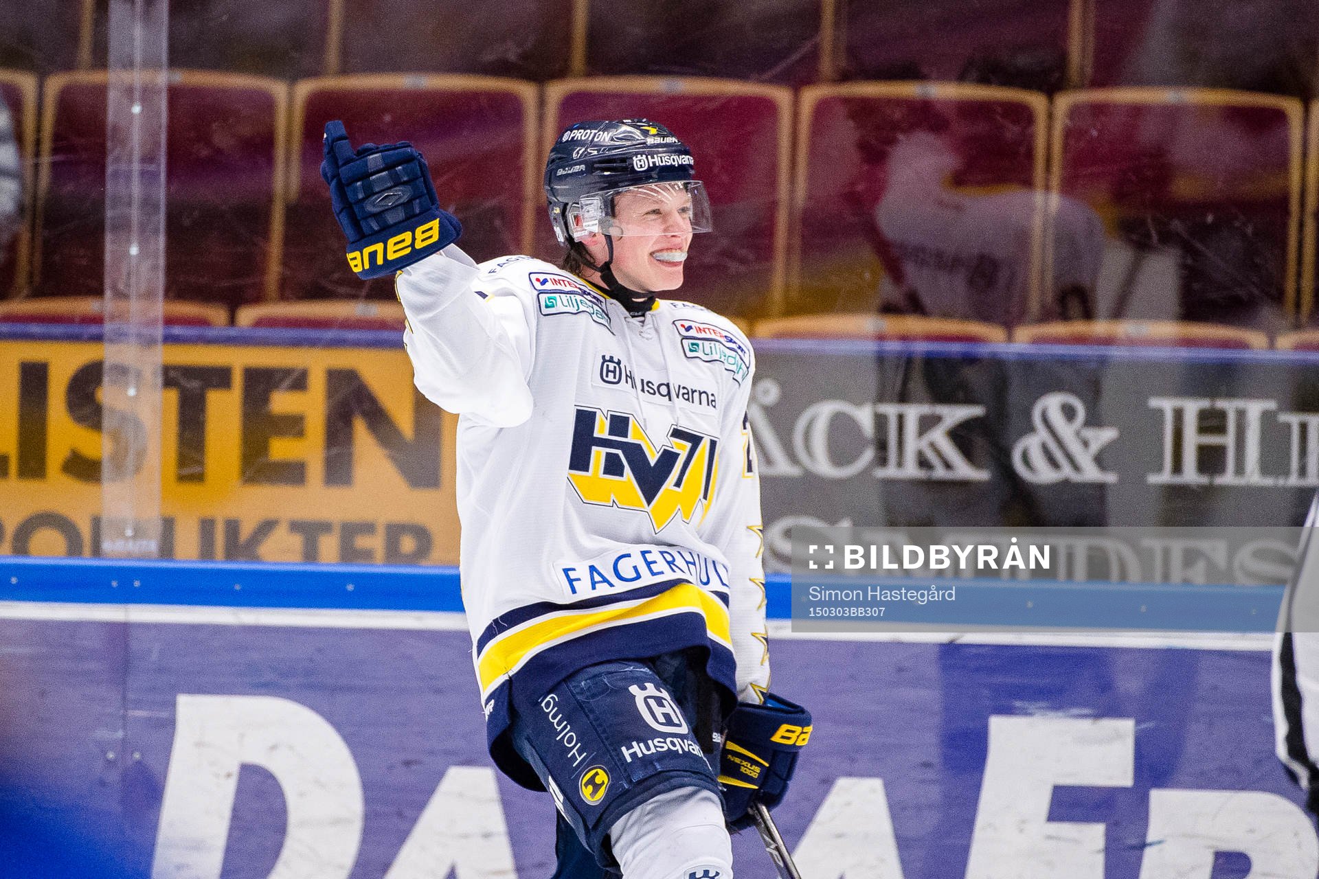HV71s Lawrence Pilut jublar