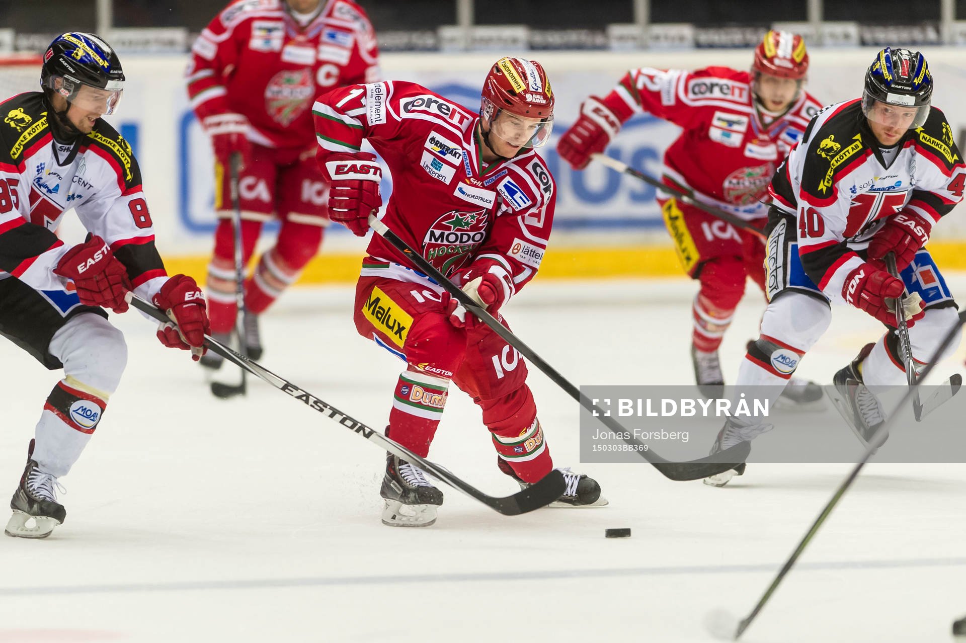 Modos Kyle Flanagan kämpar mot Örebros Derek Ryan och
