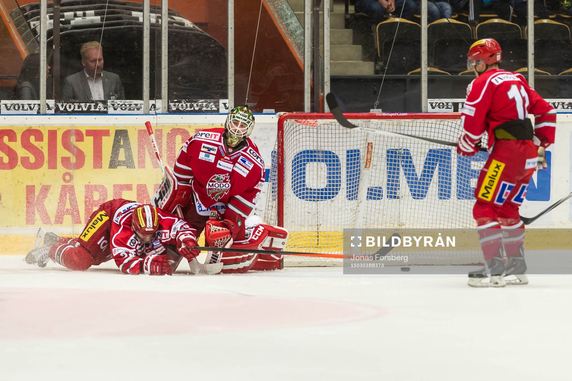 Modos målvakt Linus Ullmark släppte in tre mål på