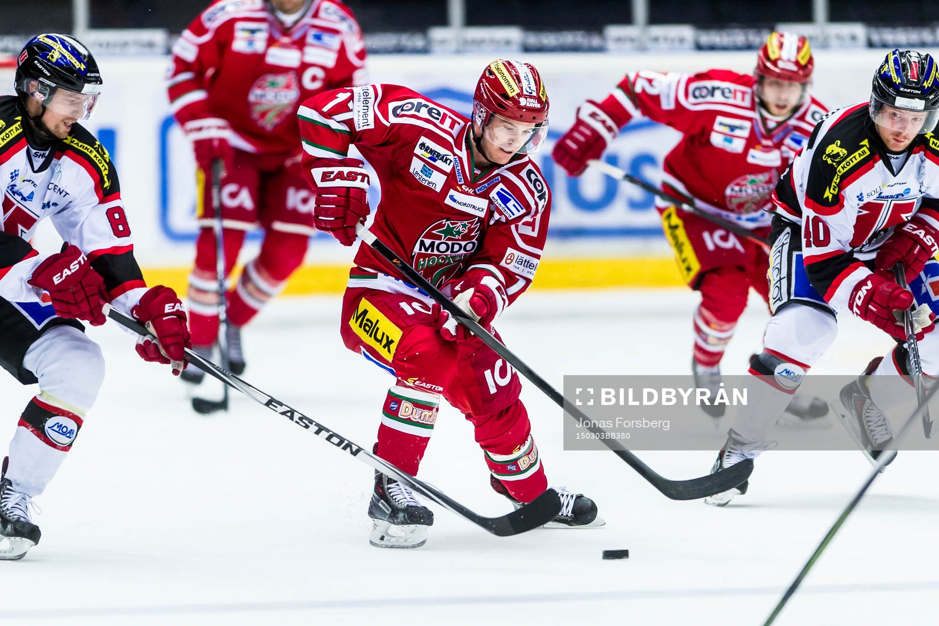 Modos Kyle Flanagan kämpar mot Örebros Derek Ryan och