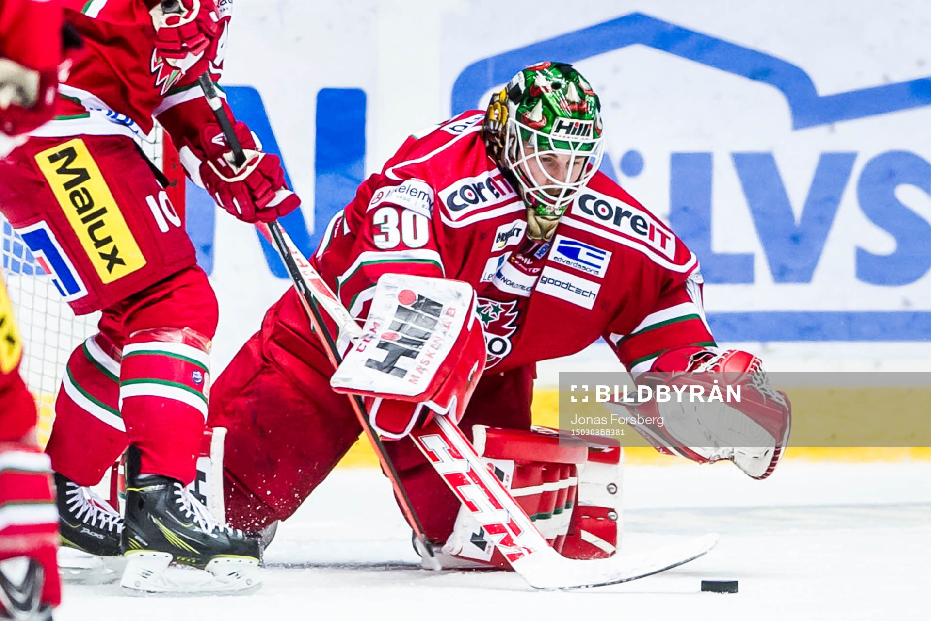 Modos målvakt Linus Ullmark räddar många puckar