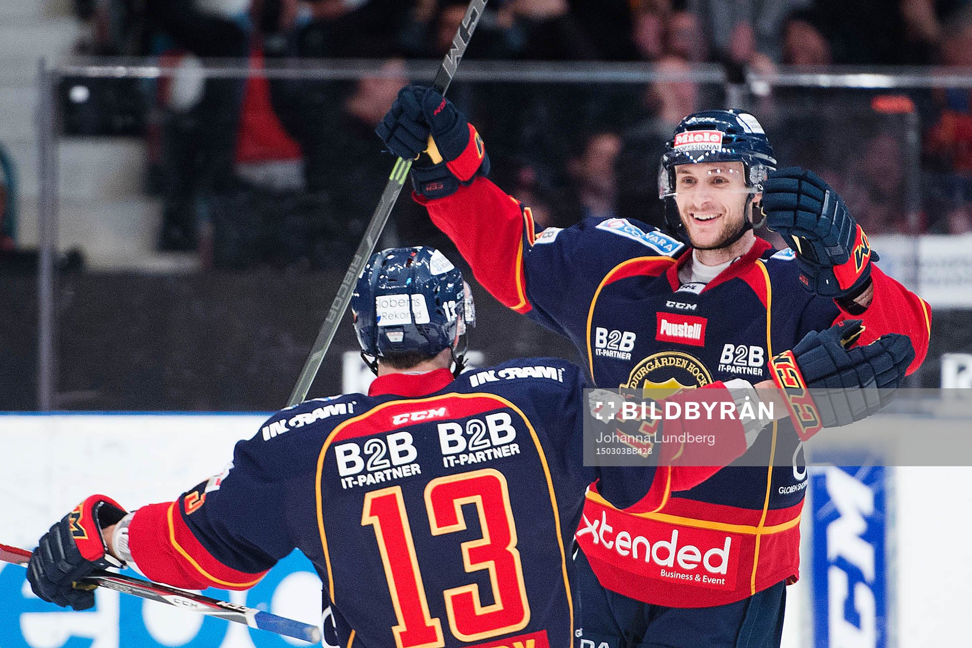 Djurgårdens Simon Gysbers gör 1-0 och jublar mot Damien