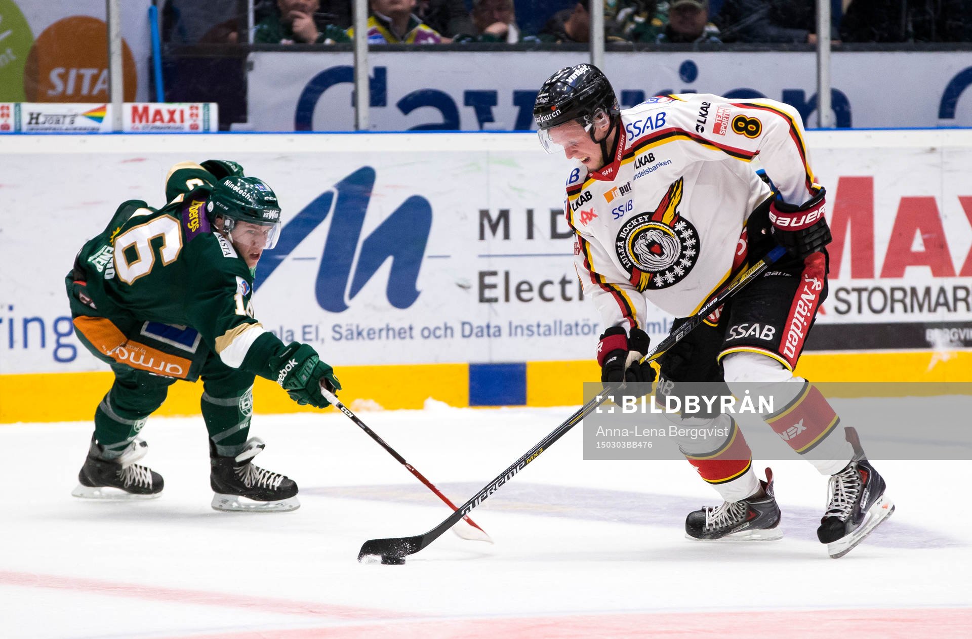 Färjestads Joakim Nygård försöker ta pucken ifrån