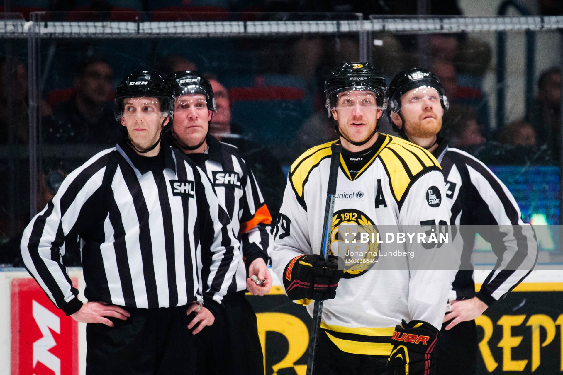 Brynäs Jonas Nordquist är framme och pratar med domare
