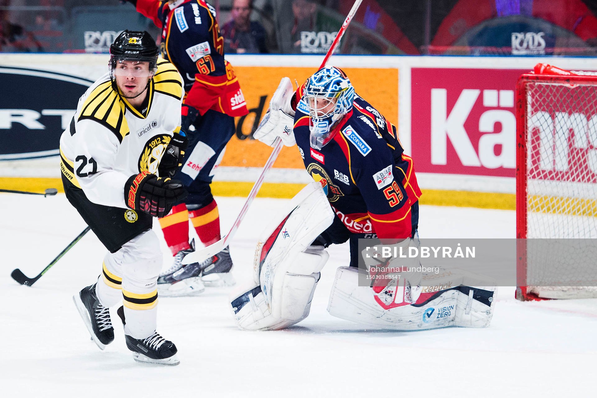 Brynäs Tim Wallace och Djurgårdens målvakt Mantas Armalis