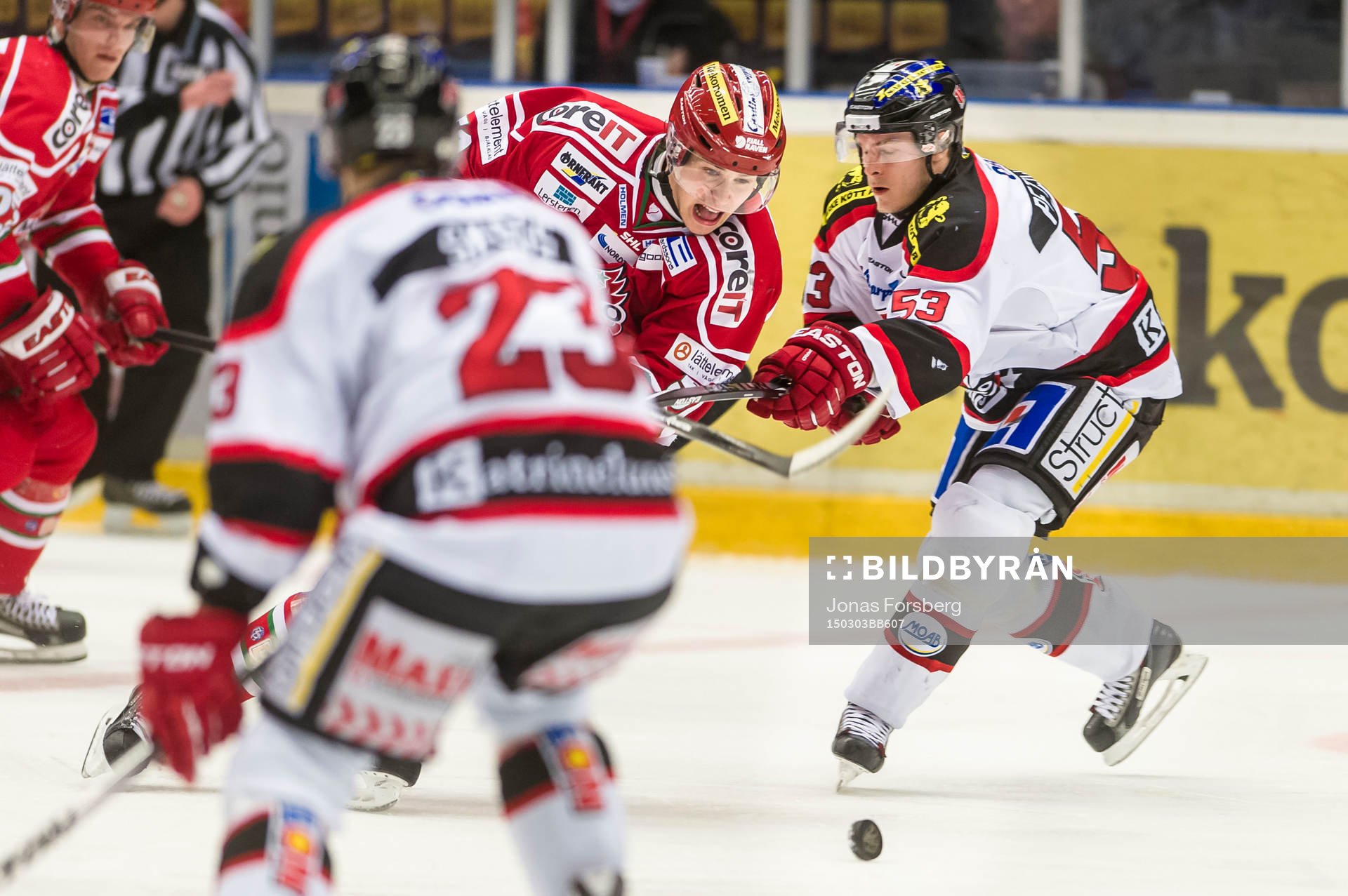 Örebros Tomas Skogs försöker stoppa Modos Bobbo Petersson