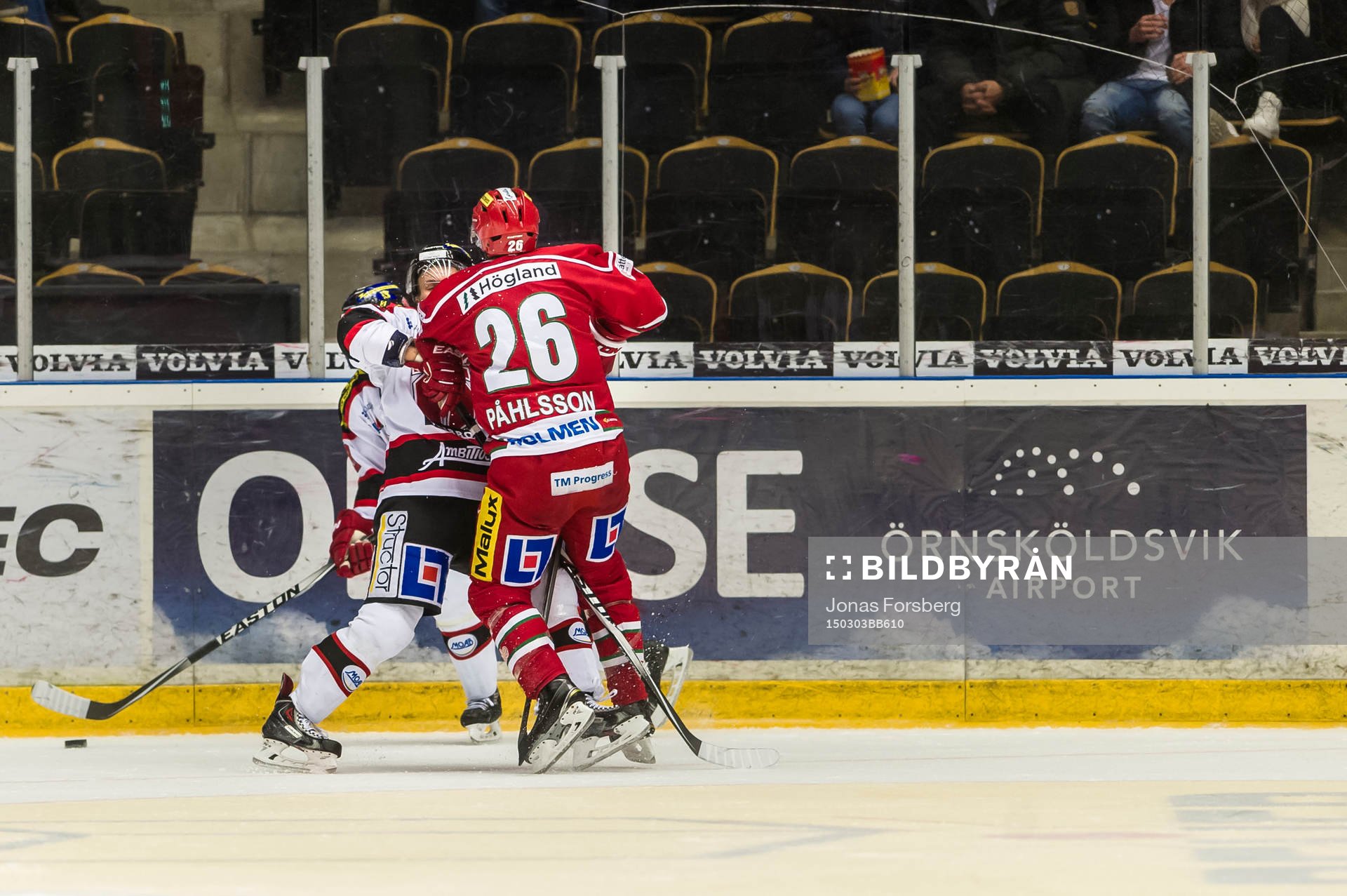 Modos Samuel Påhlsson trycker till en Örebro spelare