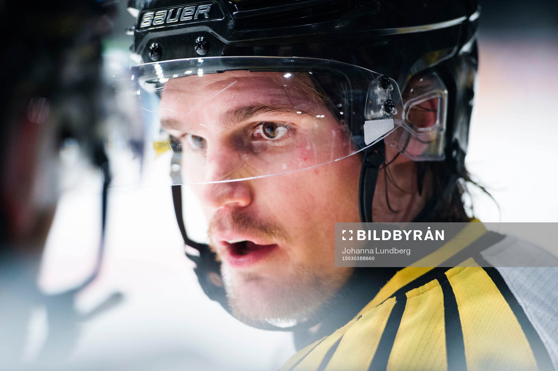 Brynäs Oscar Eklund i diskussion med en lagkamrat