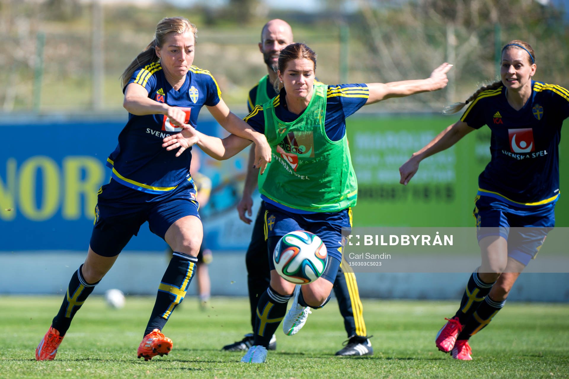 Linda Sembrant i närkamp med Hanna Folkesson under en träning med det svenska landslaget i fotboll den 3 mars 2015 i Ferreiras, Portugal.