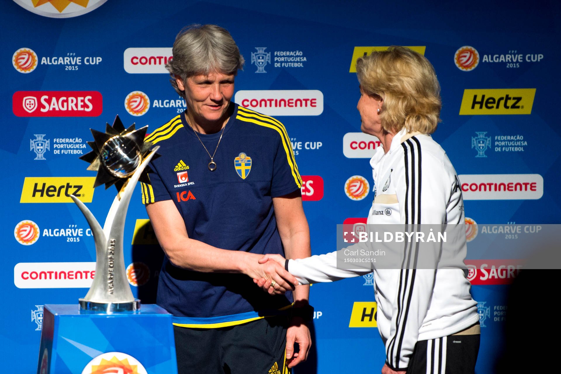 Sveriges förbundskapten Pia Sundhage tar i hand med