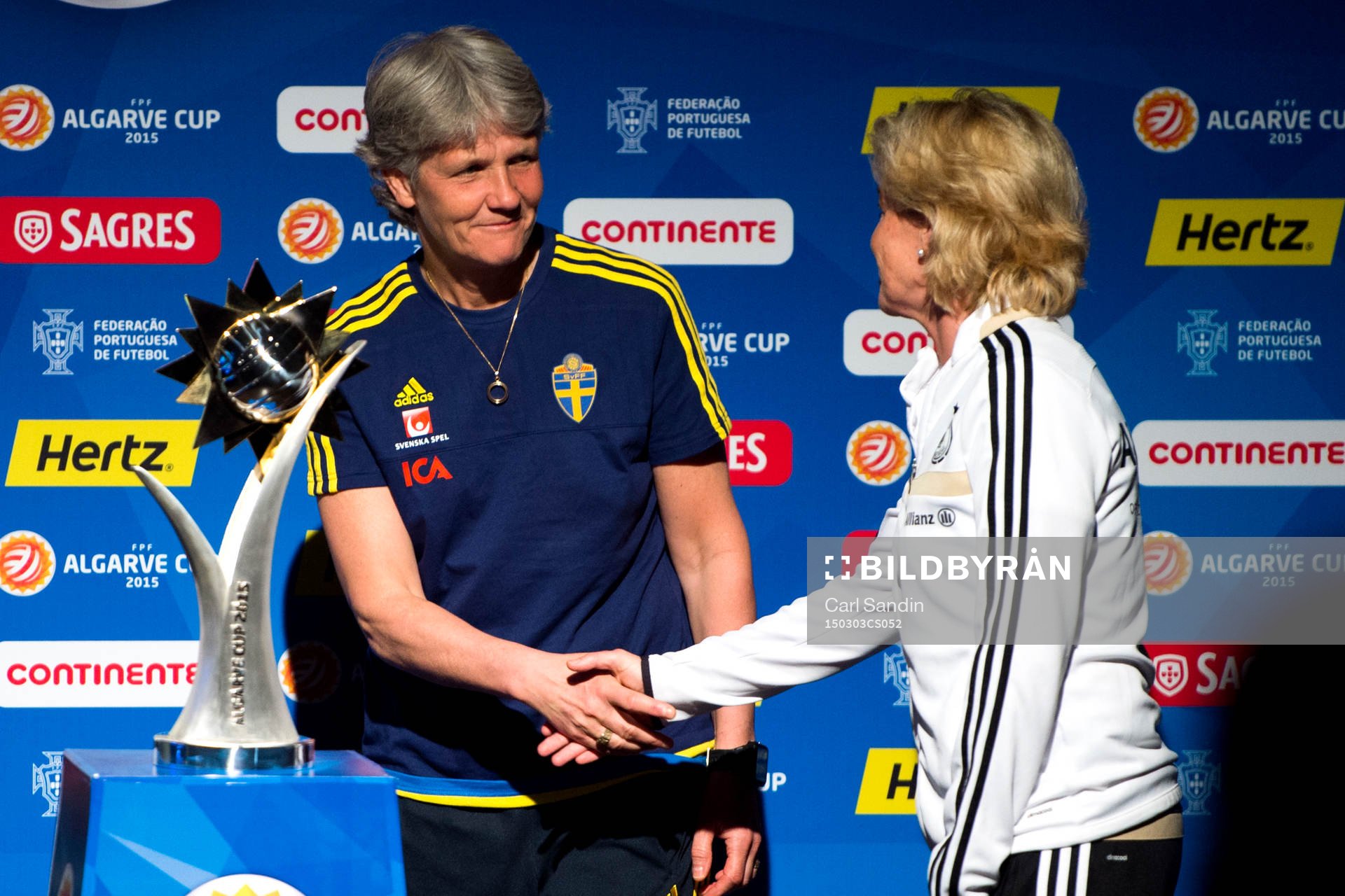Sveriges förbundskapten Pia Sundhage tar i hand med