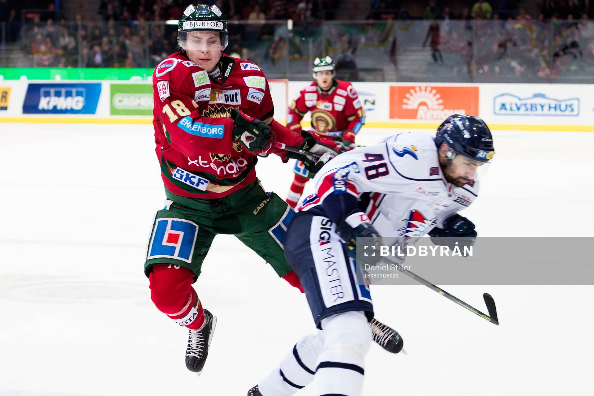 Frölundas Anton Blidh åker på en tackling av Linköpings