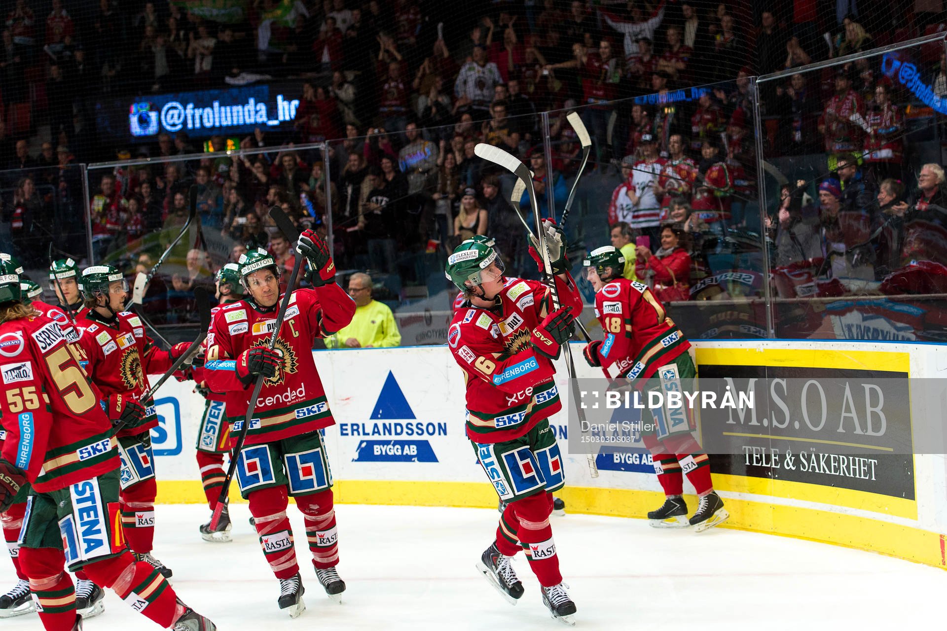 Frölundas Joel Lundqvist och Erik Karlsson tackar publiken