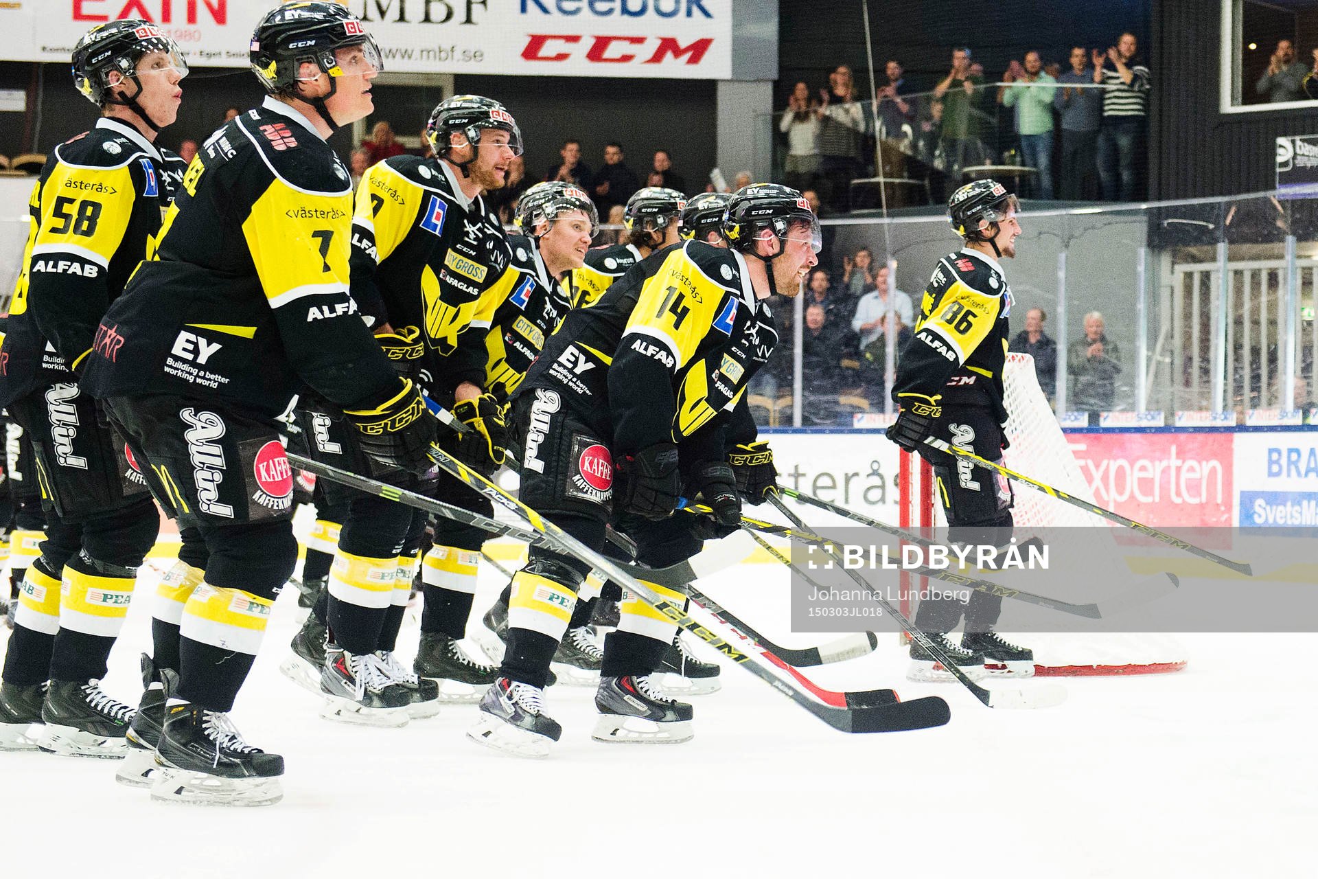Västerås spelare jublar med publiken