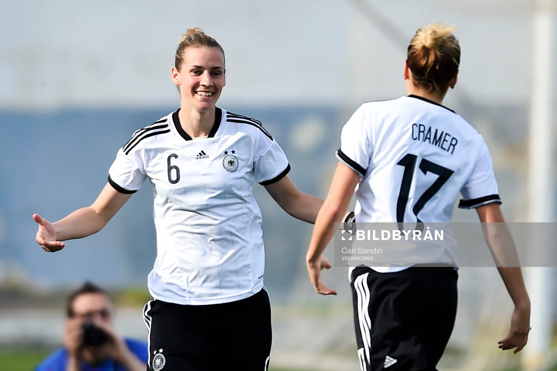 Tysklands Simone Laudehr jublar