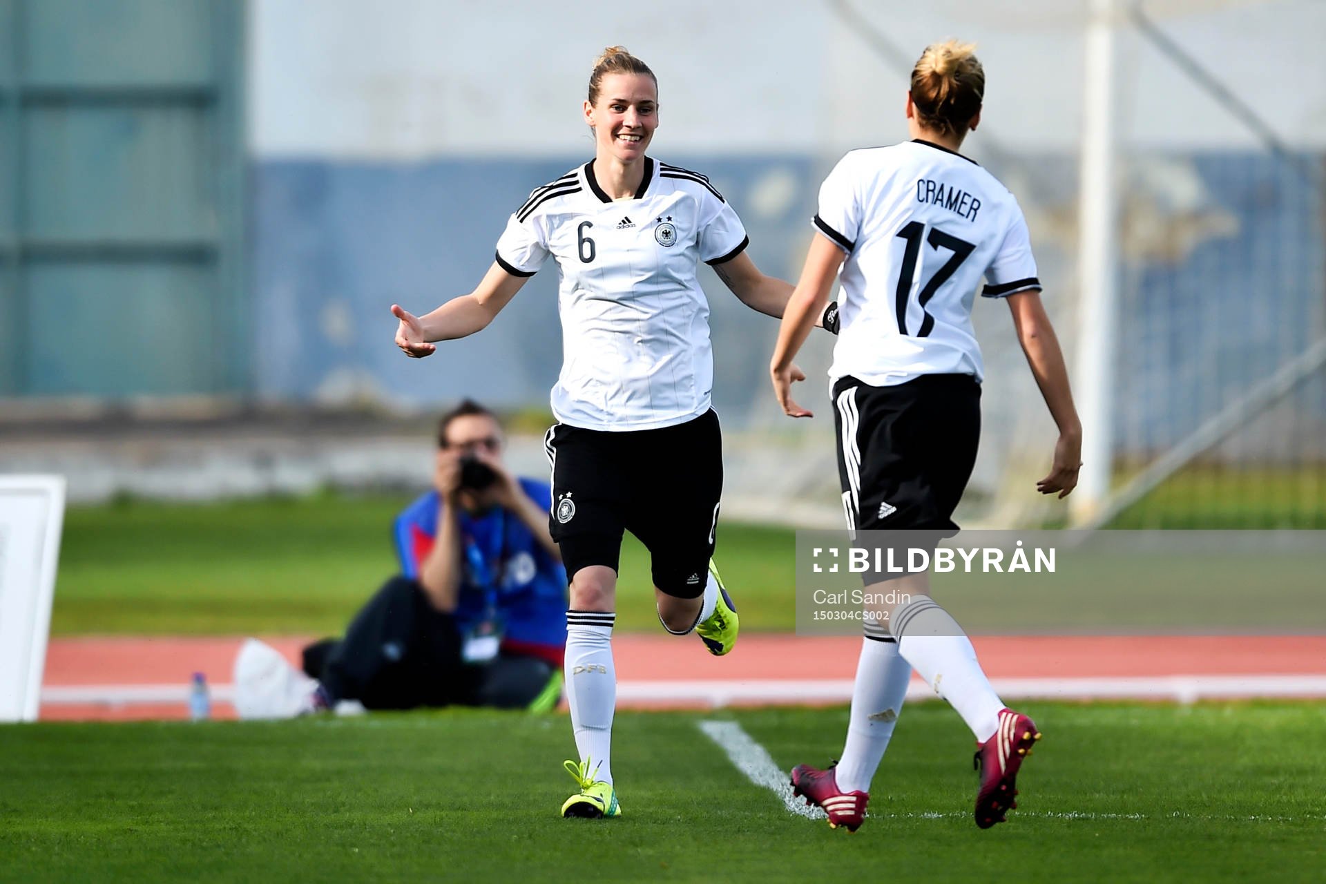 Tysklands Simone Laudehr jublar