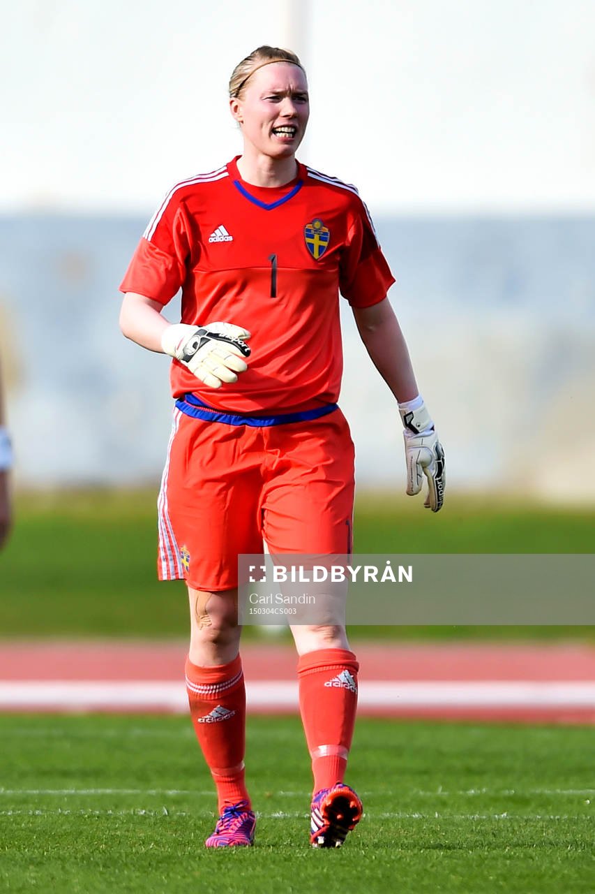 Sveriges målvakt Hedvig Lindahl deppar