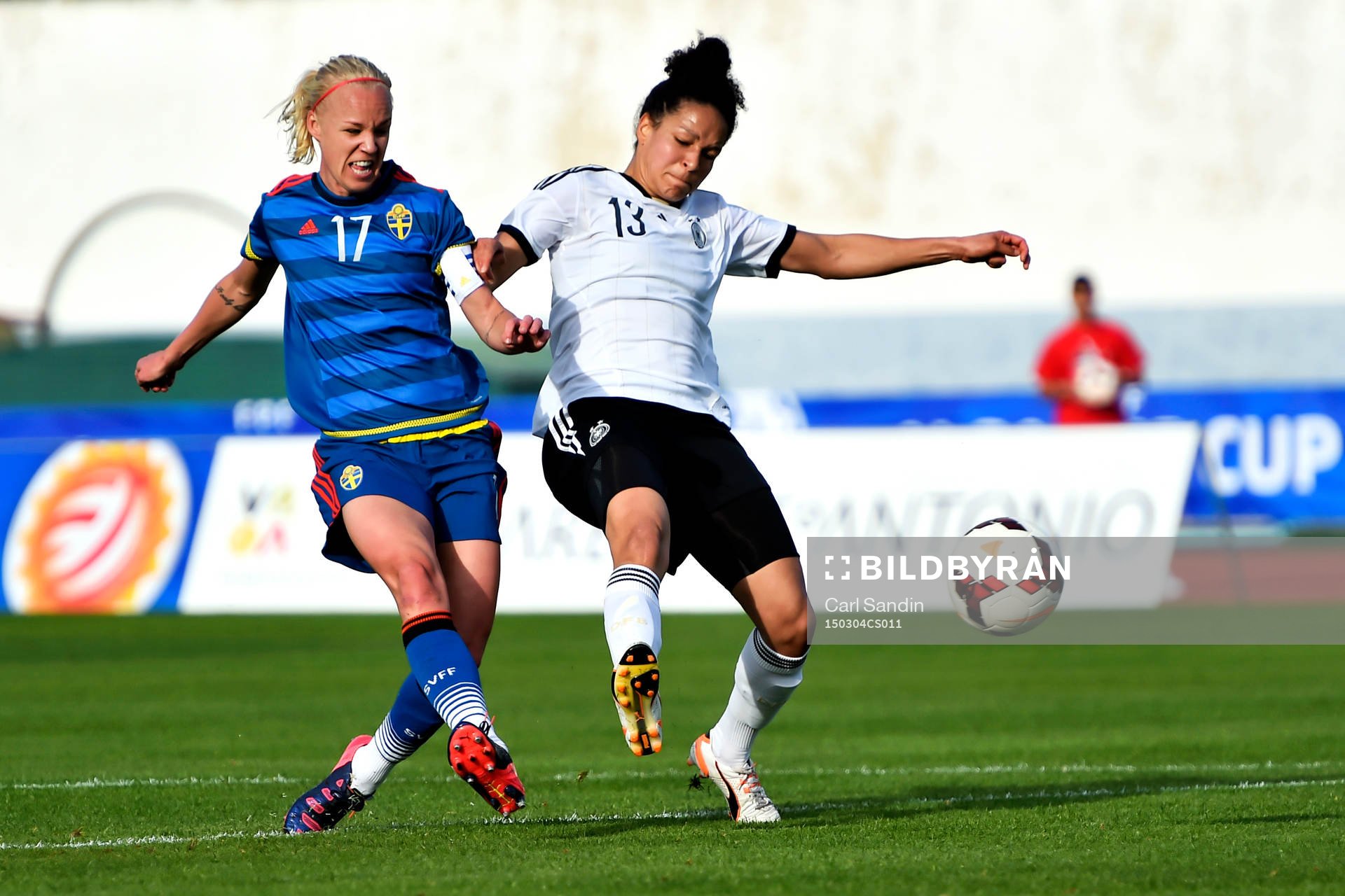 Sveriges Caroline Seger vinner en duell mot Tysklands Celia Sasic och gör 2-1 under en fotbollsmatch i Algarve Cup mellan Tyskland och Sverige den 4 mars 2015 i Vila Real de Santo Antonio, Portugal.