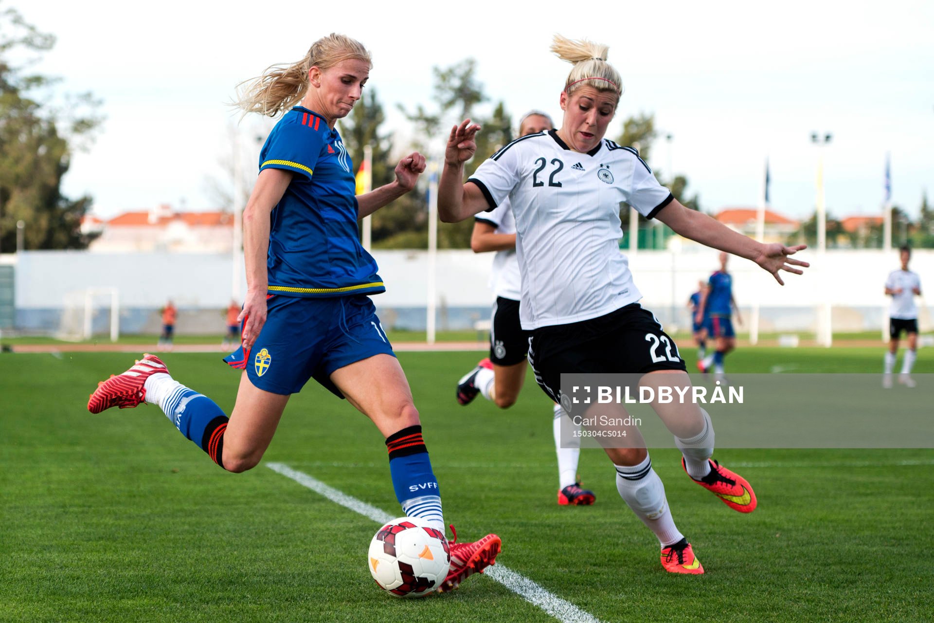 Sveriges Sofia Jakobsson och Tysklands Luisa Wensing under en fotbollsmatch i Algarve Cup mellan Tyskland och Sverige den 4 mars 2015 i Vila Real de Santo Antonio, Portugal.