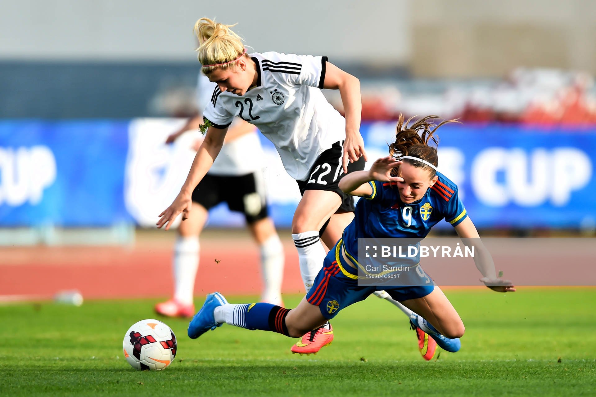 Tysklands Luisa Wensing och Sveriges Kosovare Asllani under en fotbollsmatch i Algarve Cup mellan Tyskland och Sverige den 4 mars 2015 i Vila Real de Santo Antonio, Portugal.