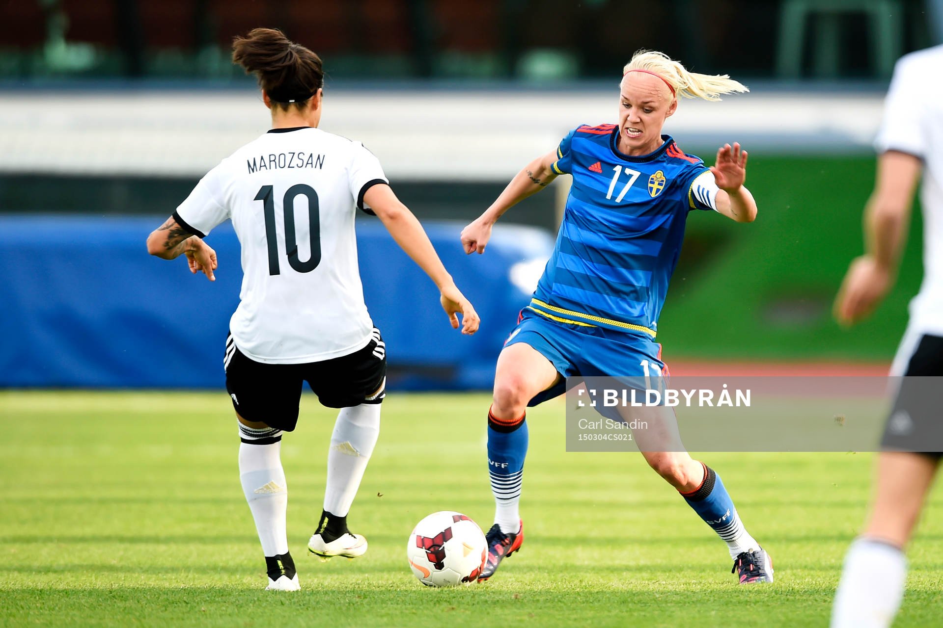 Tysklands Dzsenifer Marozsan och Sveriges Caroline Seger