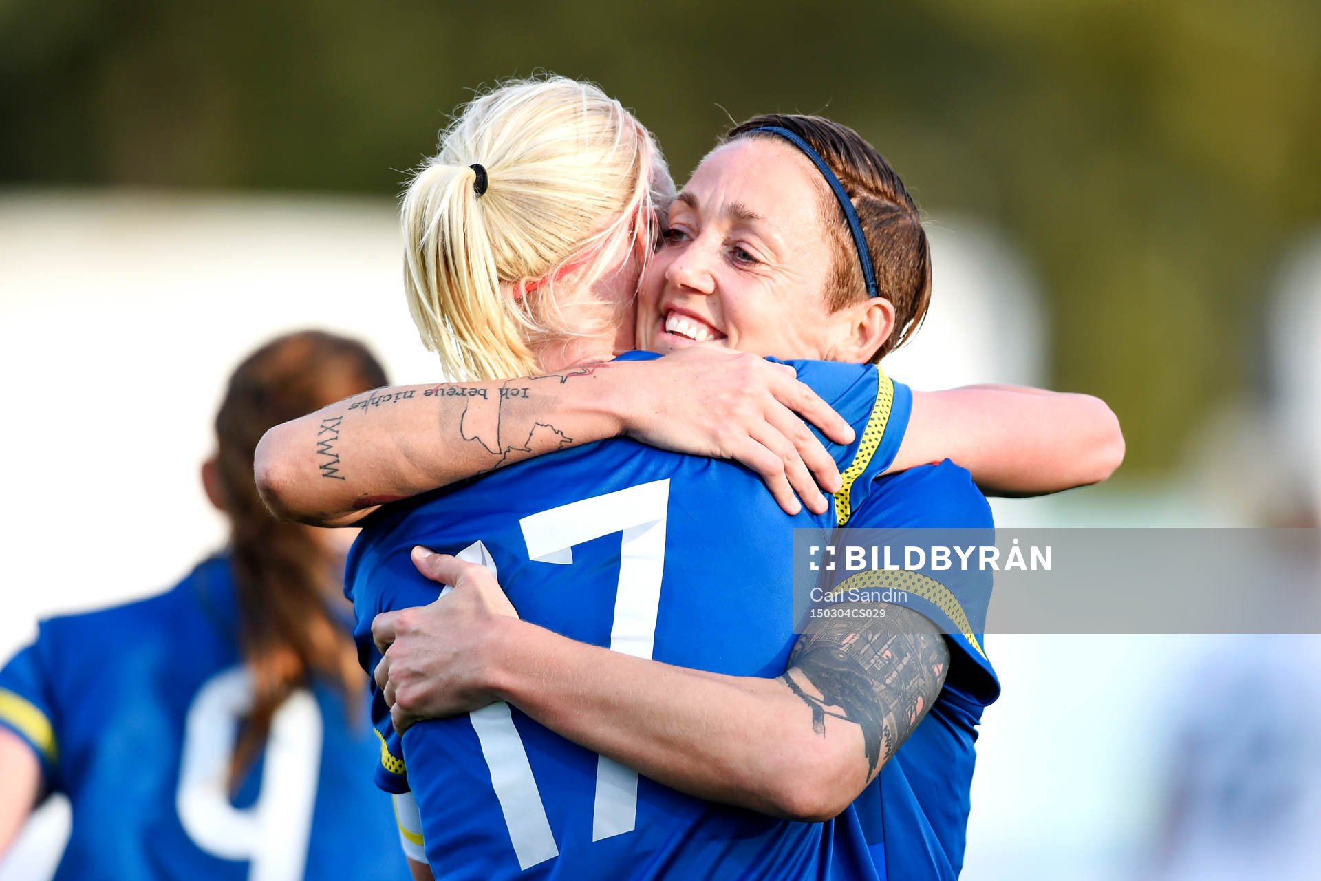 Sveriges Therese Sjögran och Caroline Seger jublar