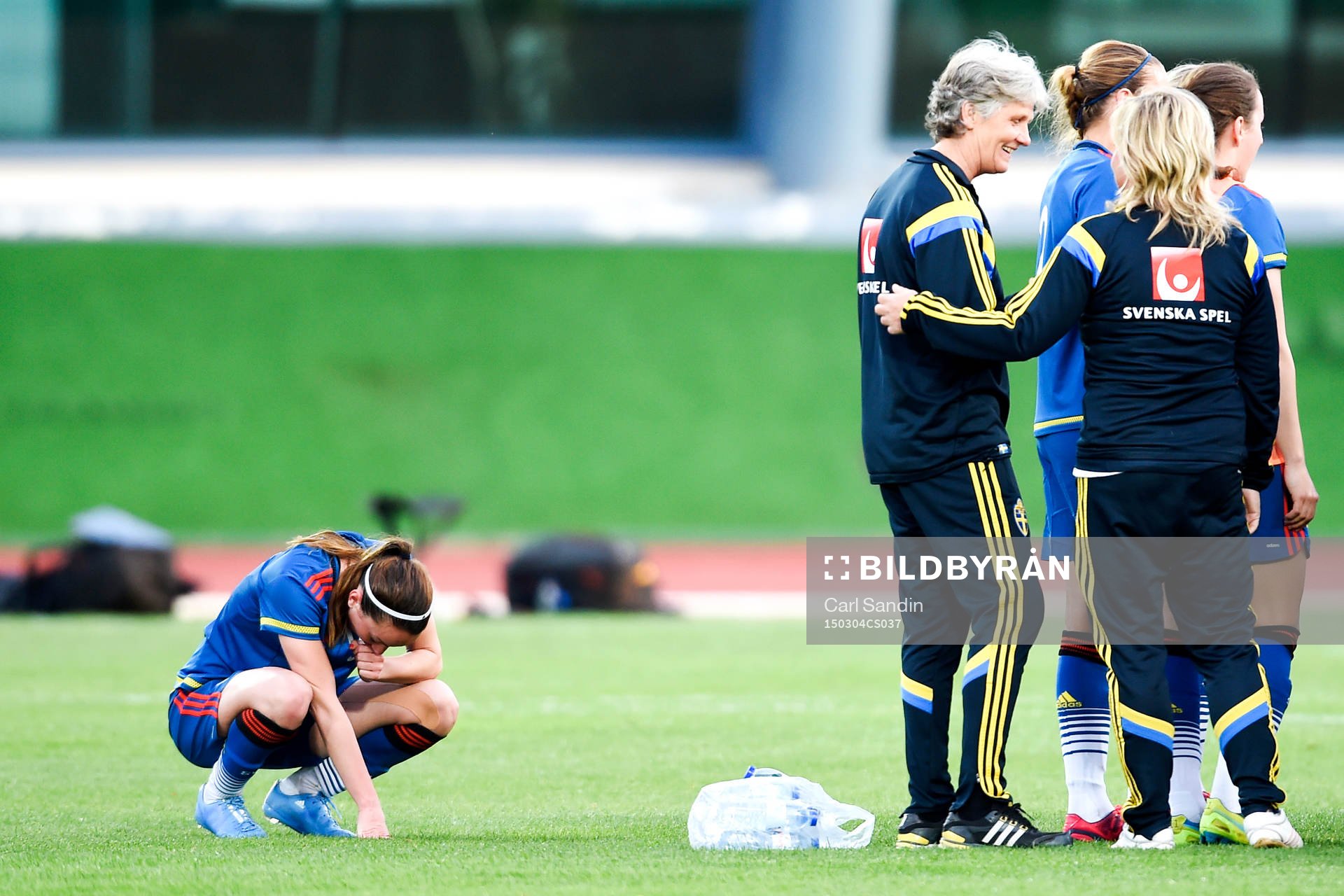 Sveriges Kosovare Asllani ser ut att ha ont bakom ryggen