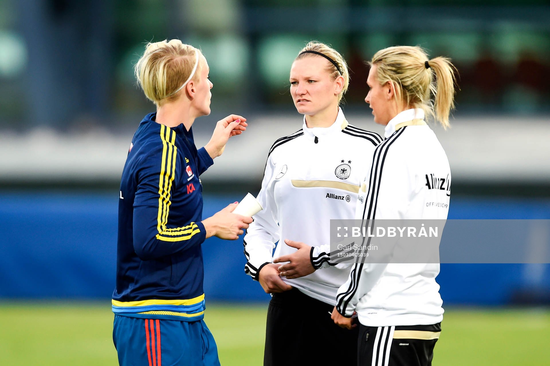 Sveriges Nilla Fischer pratar med Tysklands Alexandra Popp efter en fotbollsmatch i Algarve Cup mellan Tyskland och Sverige den 4 mars 2015 i Vila Real de Santo Antonio, Portugal.