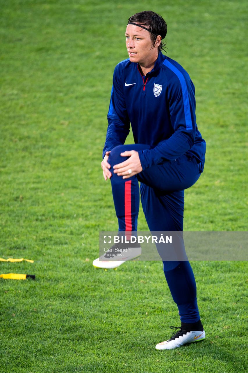 s Abby Wambach värmer upp innan en fotbollsmatch i Algarve