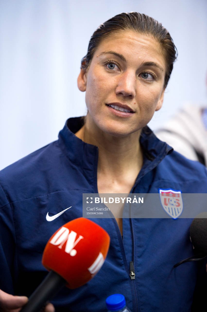 s målvakt Hope Solo blir intervjuad
