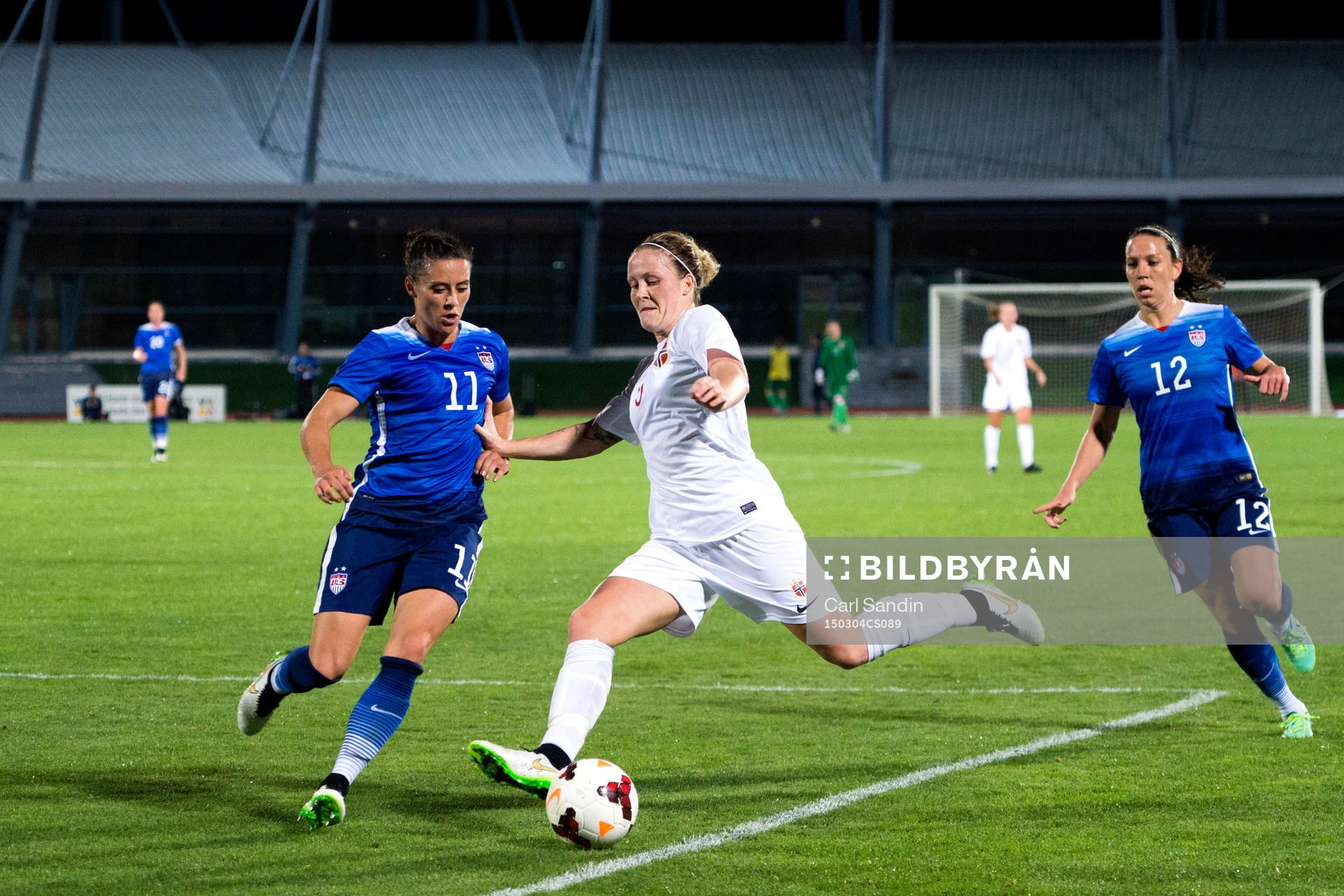s Ali Krieger och Norges Hedda S. Gardsjordunder en