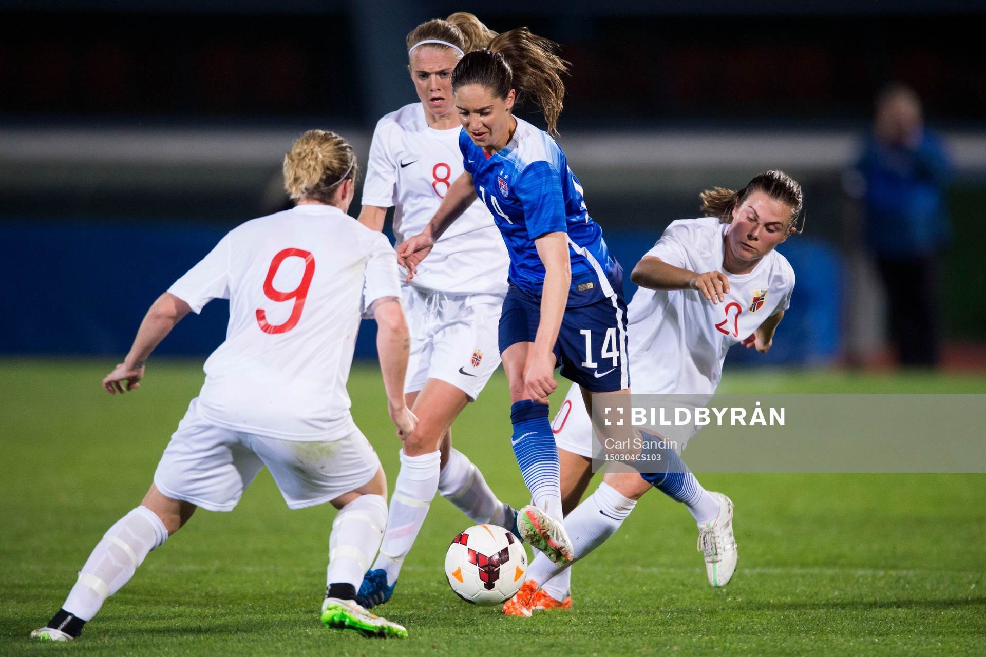USA:s Morgan Brian i närkamp med Norges Isabell Herlovsen, Solveig Gulbrandsen och Emilie B. Haavi under en fotbollsmatch i Algarve Cup mellan Norge och USA den 4 mars 2015 i Vila Real de Santo Antonio, Portugal.
