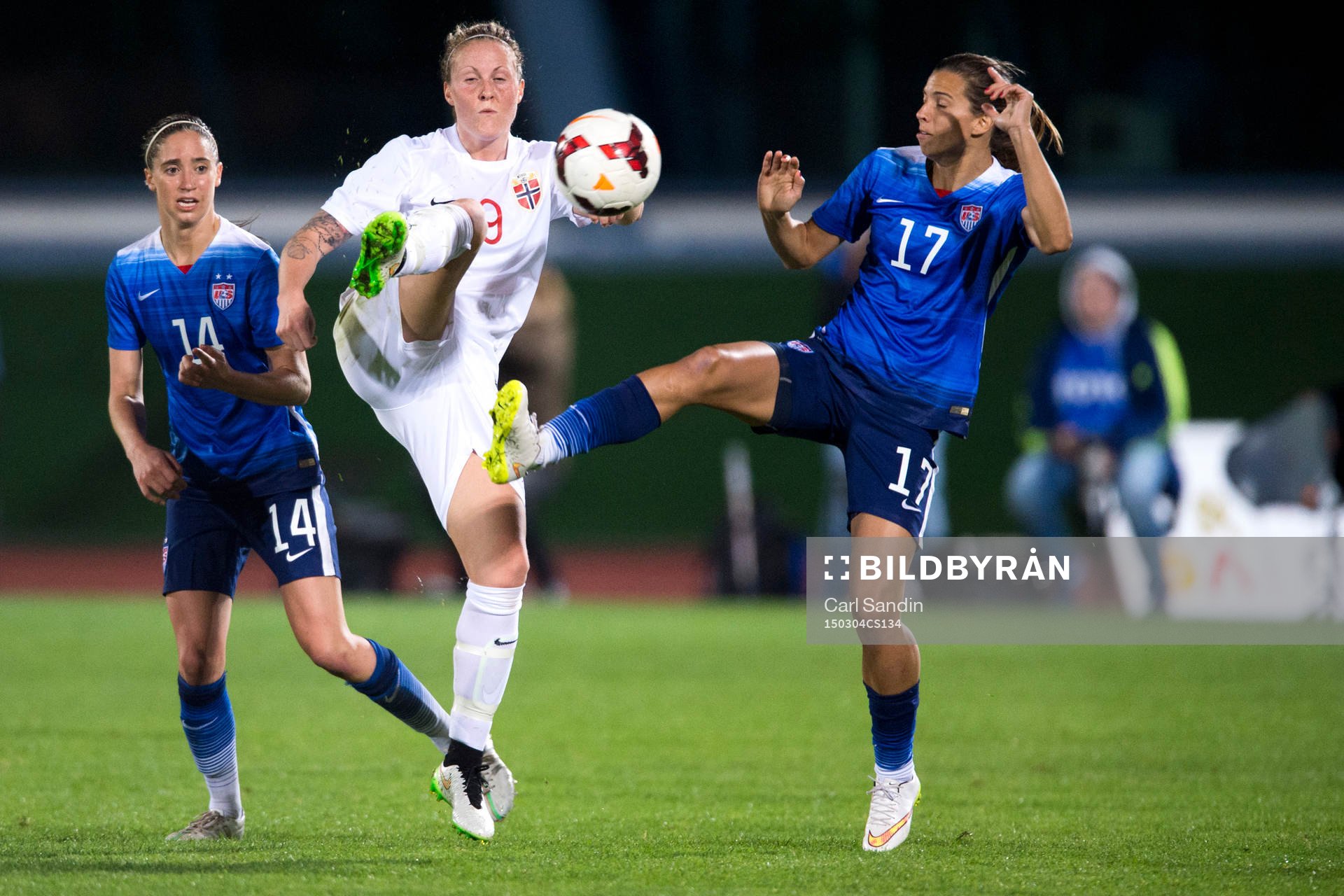 Norges Isabell Herlovsen i närkamp med USA:s Tobin Heath under en fotbollsmatch i Algarve Cup mellan Norge och USA den 4 mars 2015 i Vila Real de Santo Antonio, Portugal.
