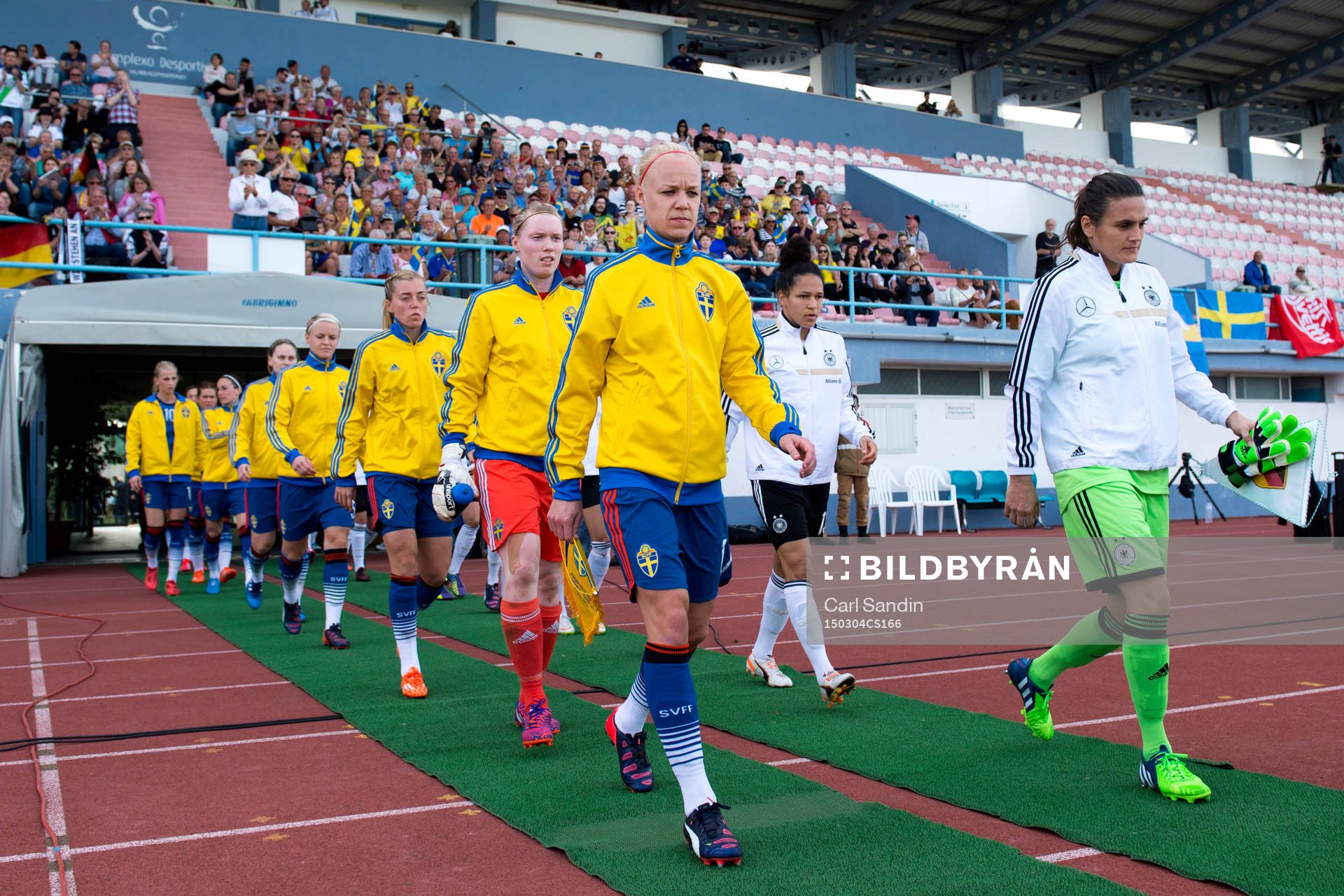 Lagen går in till planen innan en fotbollsmatch i Algarve