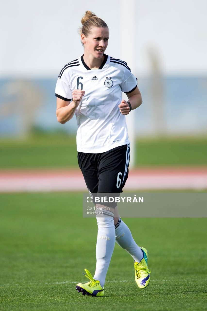 Tysklands Simone Laudehr under en fotbollsmatch i Algarve Cup mellan Tyskland och Sverige den 4 mars 2015 i Vila Real de Santo Antonio, Portugal.