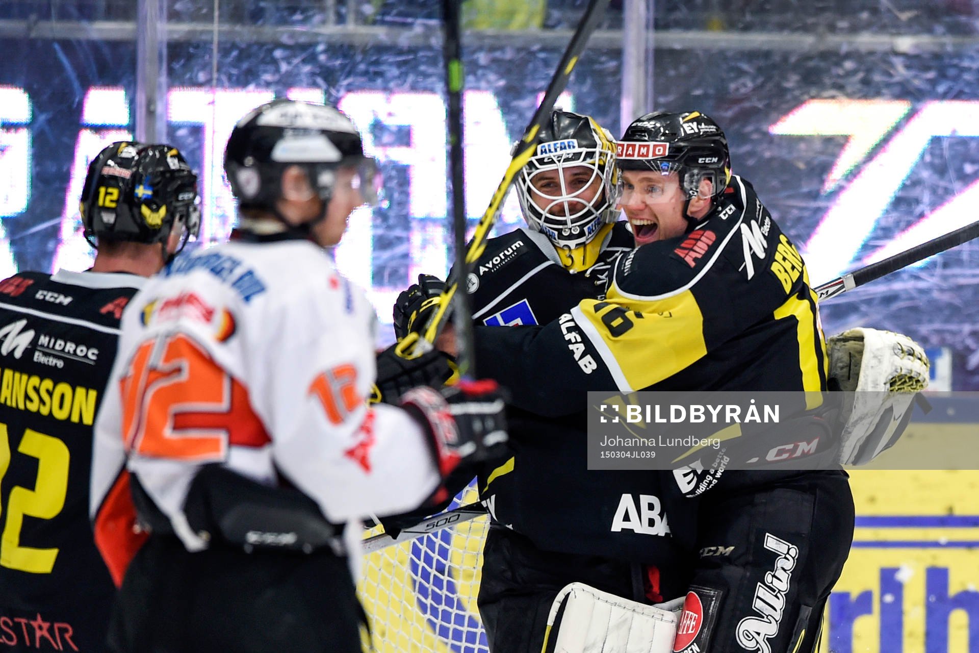 Västerås målvakt Jonatan Bjurö och Jonte Berg jublar