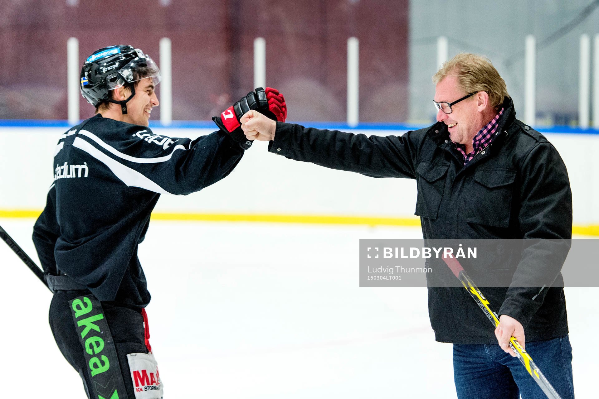 Malmö Redhawks sportchef Patrik Sylvegård jublar med Nils