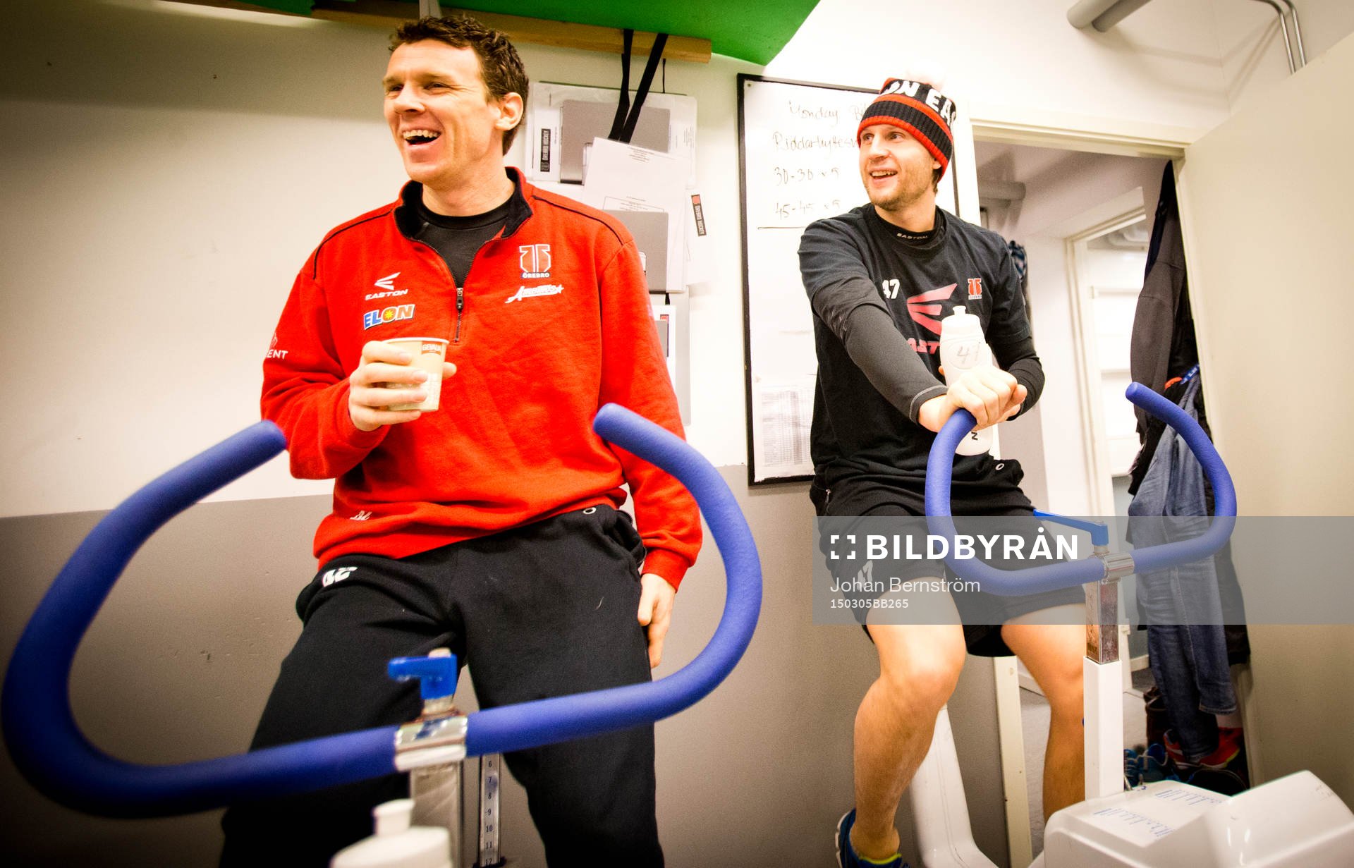 Örebros Brian Willsie och Johan Adolfsson värmer upp på