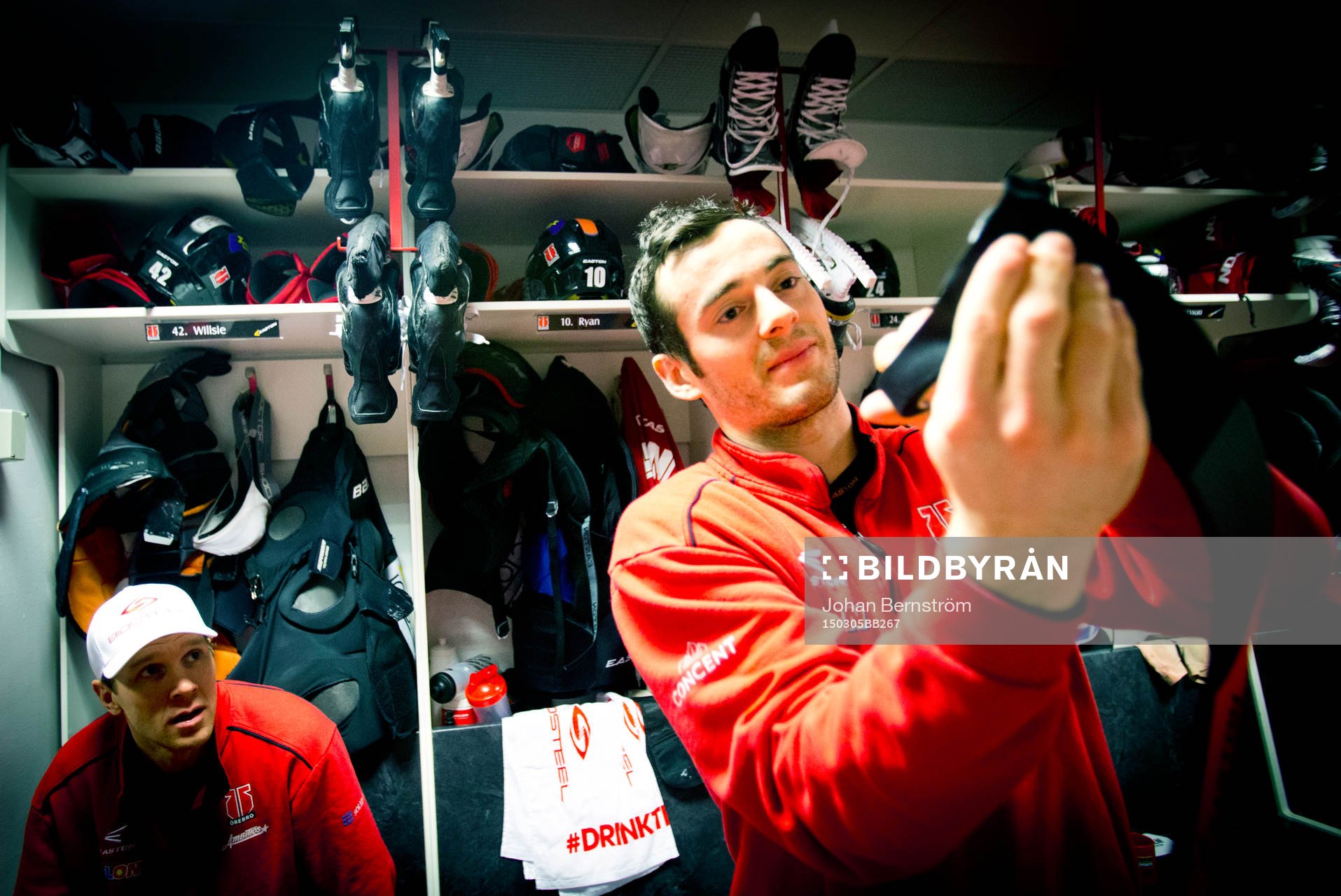 Örebros Derek Ryan som leder poängligan tejpar sin klubba
