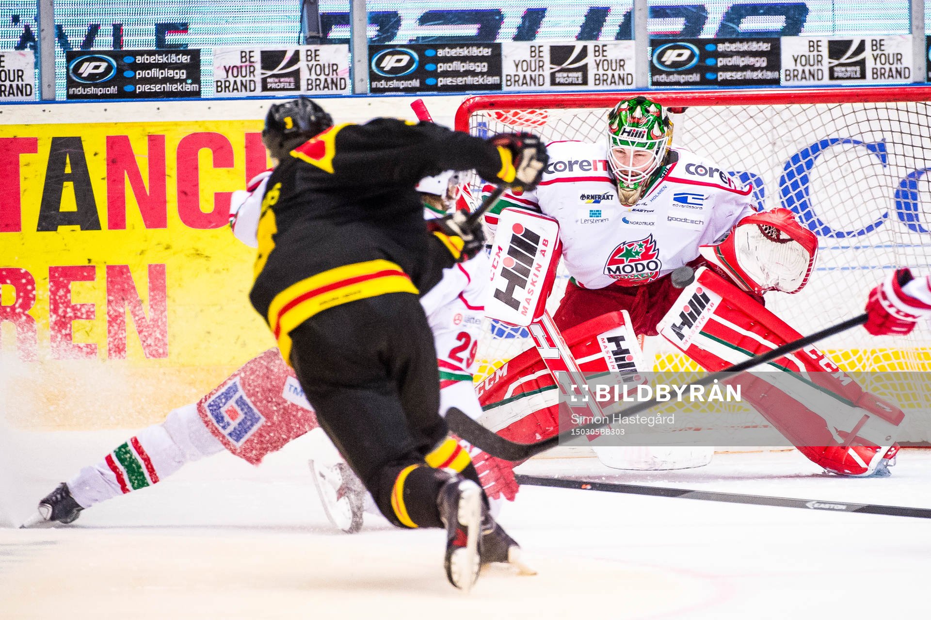 Brynäs Christian Djoos avlossar skott mot Linus Ullmark,