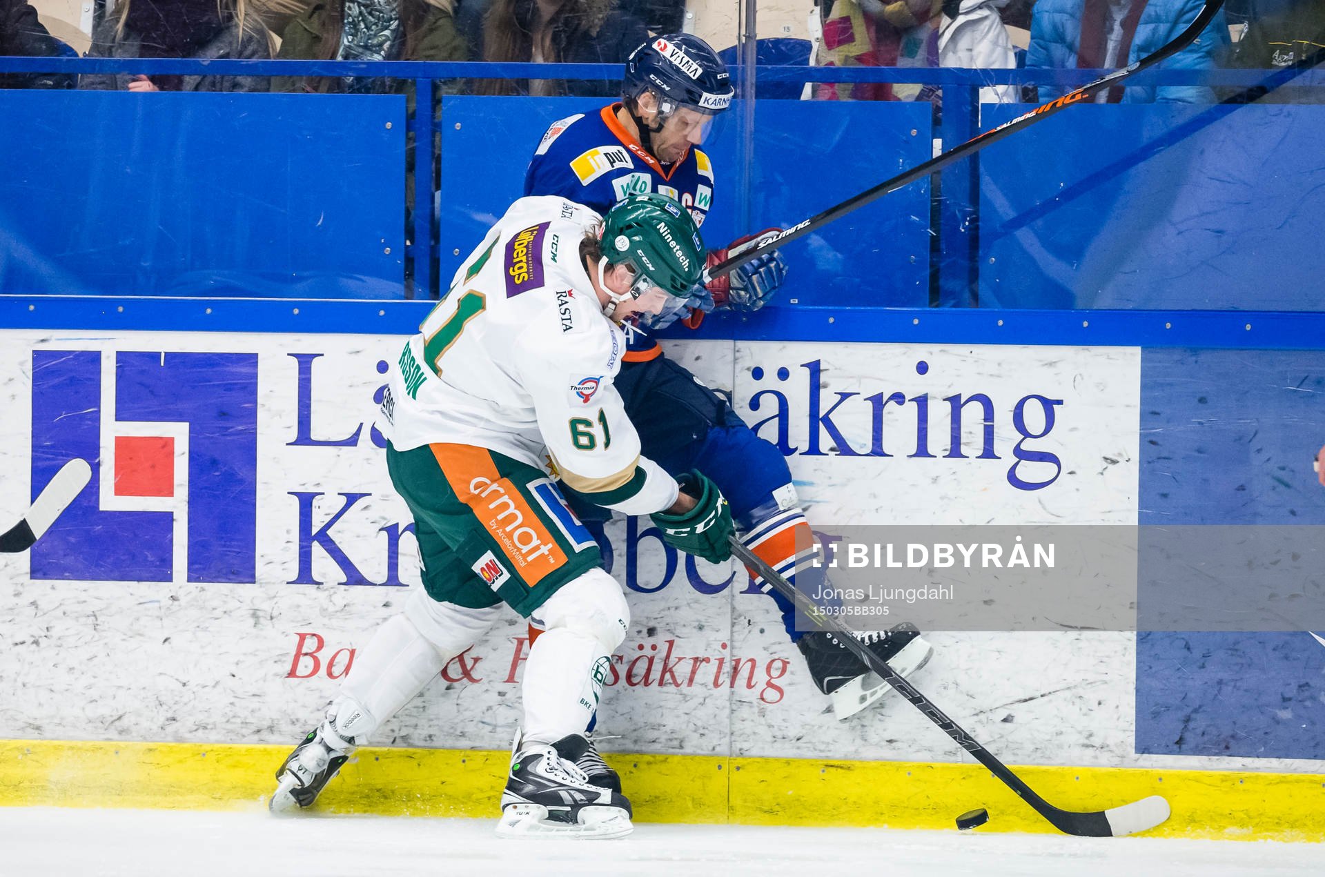 Färjestads Daniel Gunnarsson tacklar Växjös Tomi Kallio