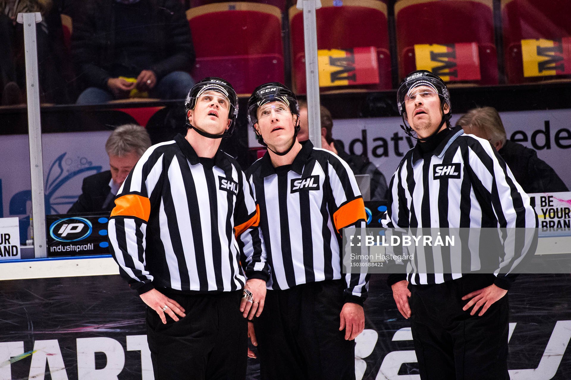 Matchens domare Tobias Björk, Mikael Nord och linjedomaren