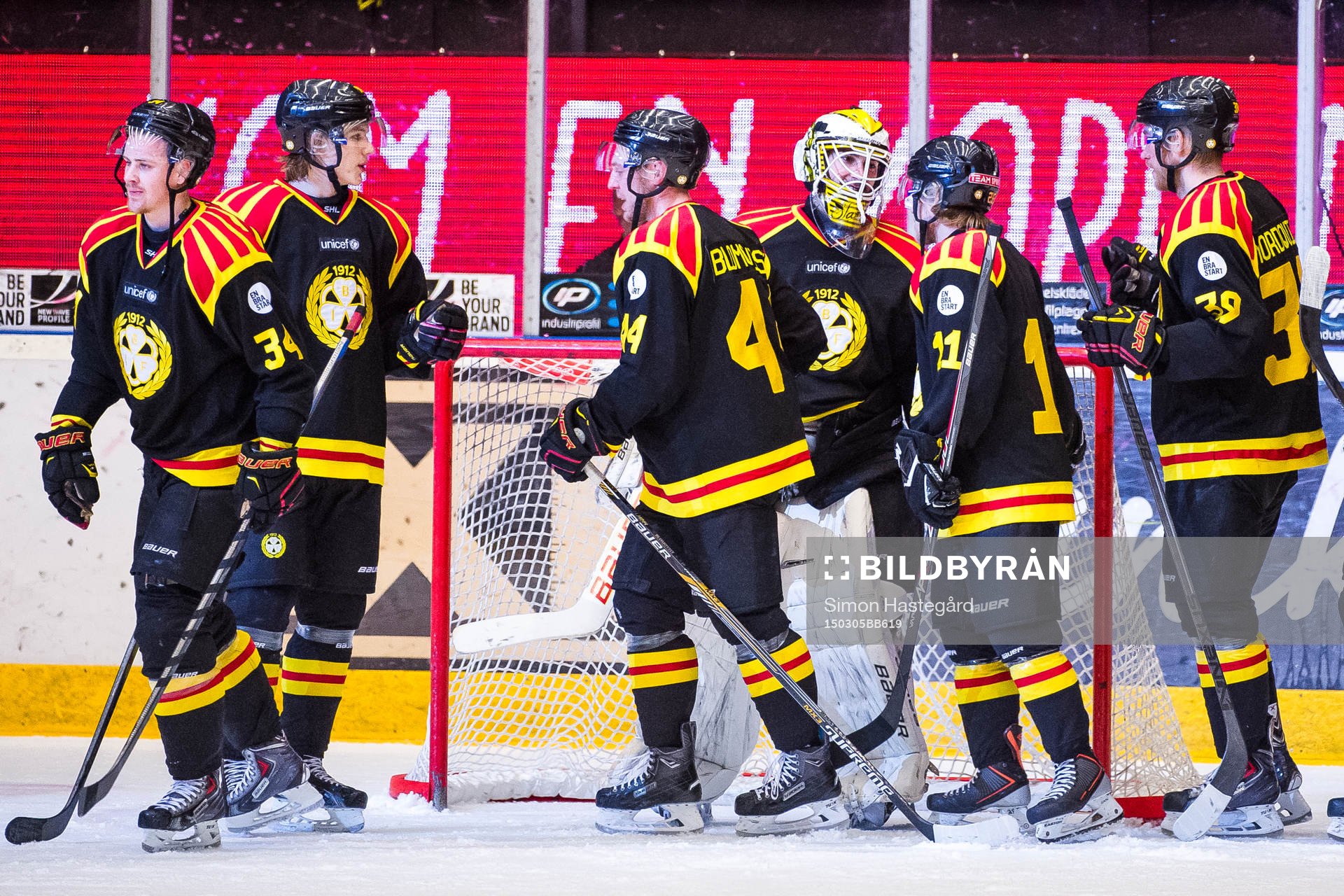 Brynäs målvakt Bernhard Starkbaum jublar med lagkamraterna